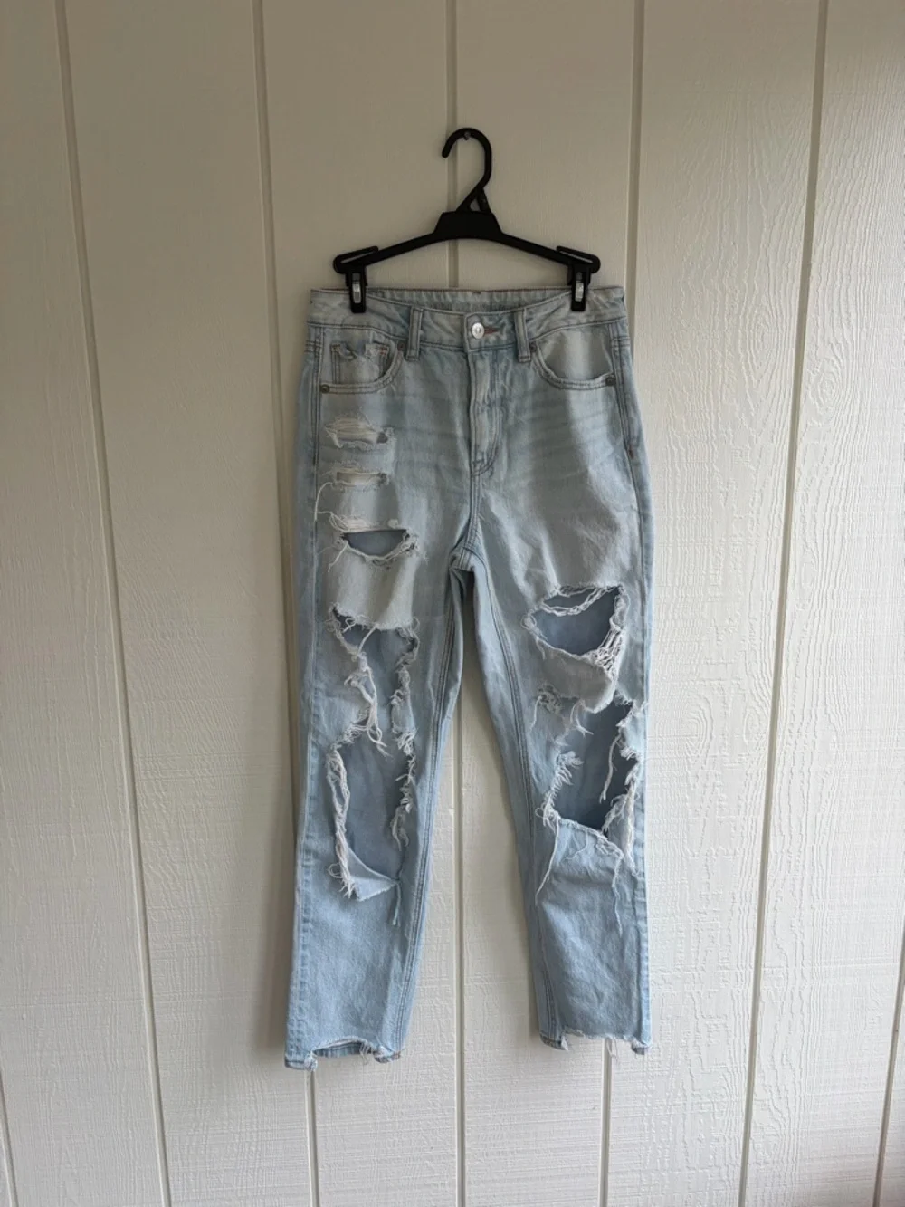 American Eagle Outfitters Light Wash Ripped Denim Jeans